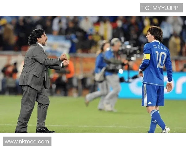 足球传奇巅峰合影:百位球星同框展现足坛辉煌瞬间 足球传奇巅峰合影:百位球星同框展现足坛辉煌瞬间