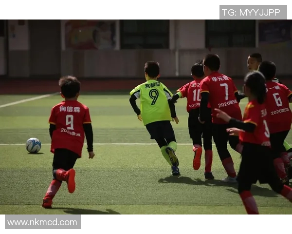 足球巨星恶搞孩子：踢球成挑战搞笑反应连连引爆全场笑声