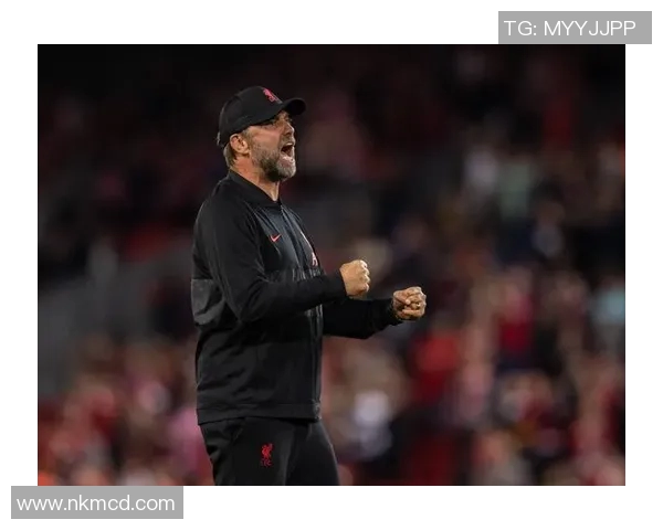 足球迷暴力袭击球星现场视频曝光 球员遭遇惊险一刻引发广泛关注